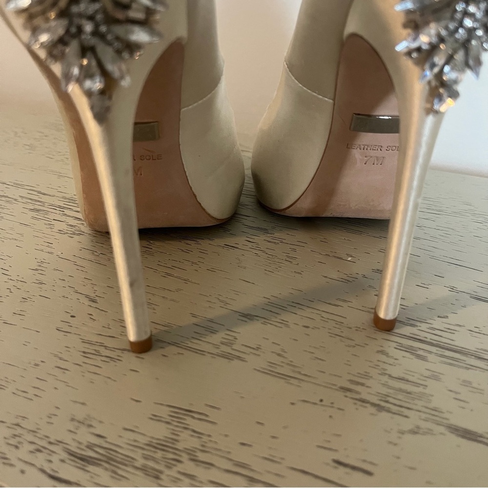 Badgley Mischka Size 7 Kiara Satin Pumps Rhinestones Jewels Open Toe FLAWS - Picture 9 of 12